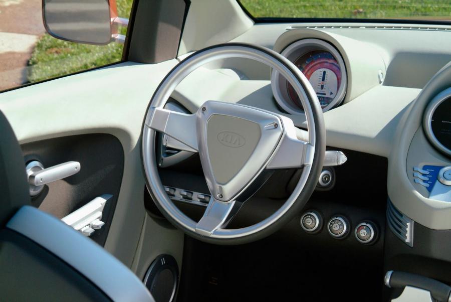  Kia KCV IV Mojave Concept 2004 года  (фото 16 из 29)